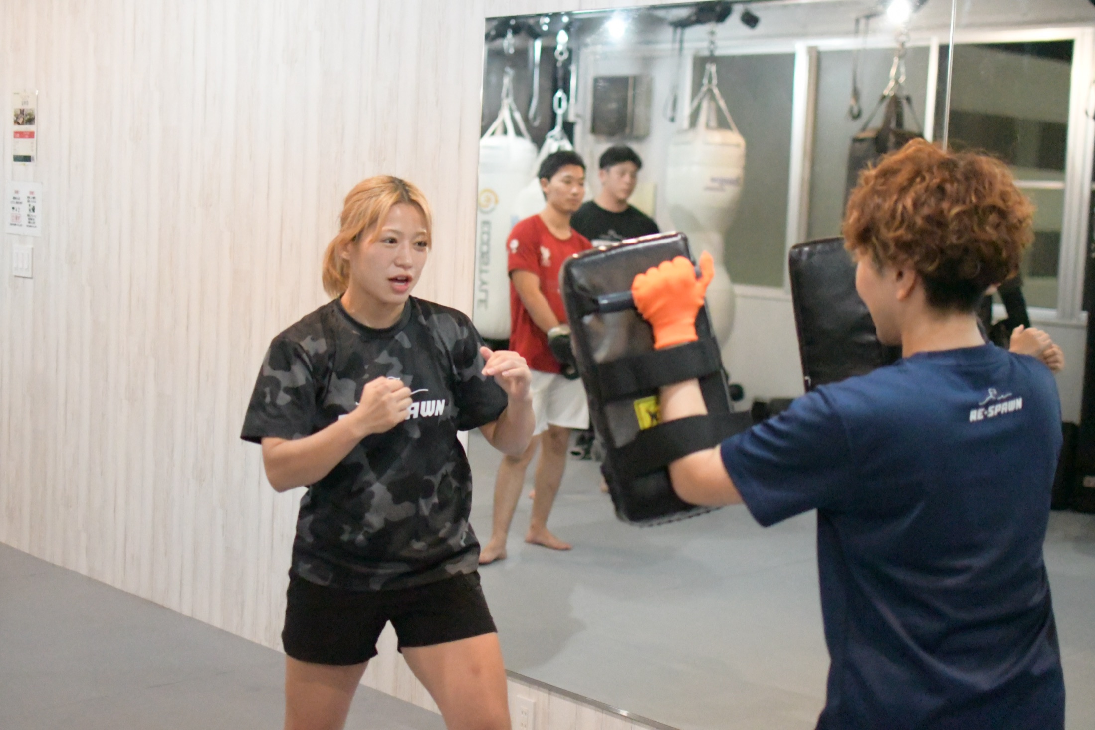 3F FIGHT HUBでトレーナーとミット練習をする会員